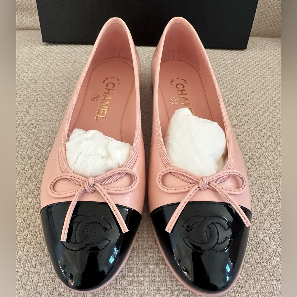 CHANEL NWT pink/black flats